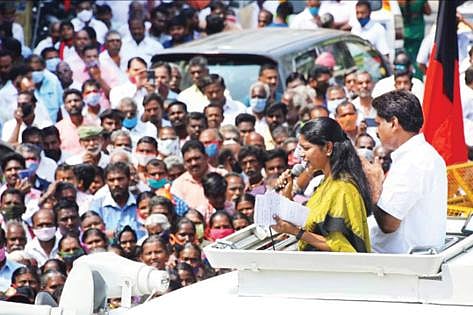 திருச்செங்கோடு தொகுதியில் திமுக கூட்டணியில் போட்டியிடும் கொமதேக வேட்பாளர் ஈஸ்வரனை ஆதரித்து திமுக எம்பி கனிமொழி பேசினார்.