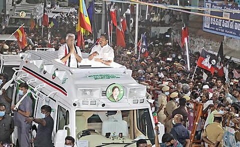 வேப்பனப்பள்ளி தொகுதியில் போட்டியிடும் அதிமுக வேட்பாளரான அக்கட்சியின் துணை ஒருங்கிணைப்பாளர் கே.பி.முனுசாமியை, தமிழக முதல்வர் பழனிசாமி ஆதரித்து பிரச்சாரம் மேற்கொண்டார்.