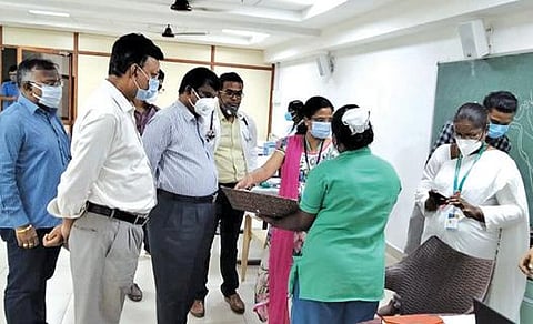 திருப்பூர் மாவட்ட அரசு மருத்துவமனைகளில் -  பொது சுகாதாரத் துறை கூடுதல் இயக்குநர் ஆய்வு  :