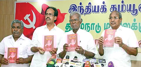 2021 சட்டப்பேரவை தேர்தலுக்கான இந்திய கம்யூனிஸ்ட் கட்சியின் தேர்தல் அறிக்கையை சென்னையில் உள்ள கட்சியின் தலைமை அலுவலகத்தில் கட்சியின் மூத்த தலைவர் நல்லகண்ணு வெளியிட்டார். உடன், மாநில செயற்குழு உறுப்பினர் பெரியசாமி, மாநில துணைச் செயலாளர் வீரபாண்டியன், மாநில துணைச் செயலாளர் சுப்பராயன்.படம் க.ஸ்ரீபரத்