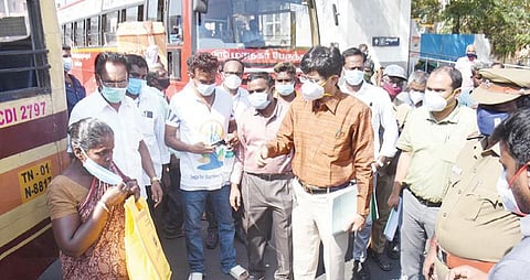 சென்னையில் கரோனா தொற்று அதிகரித்துவரும் நிலையில், பிராட்வே மாநகர பேருந்து நிலையத்தில் சுகாதாரத் துறை செயலர் ஜெ.ராதாகிருஷ்ணன் நேற்று ஆய்வு செய்தார். அப்போது பயணிகளிடம், முகக் கவசம் அணிவதன் அவசியம் குறித்து விளக்கினார். உடன் சுகாதாரத் துறை  அதிகாரிகள். படம்: ம.பிரபு