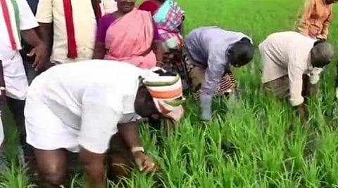 நானும் விவசாயிதான்: கிராமங்களில் வாக்குகளைப் பெற புதுப்புது முறைகளைக் கையாளும் வேட்பாளர்கள்