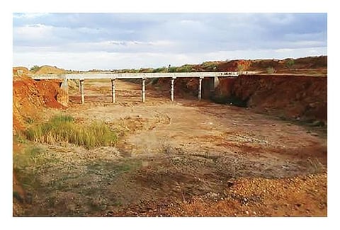 தாமிரபரணி- கருமேனியாறு- நம்பியாறு நதிநீர் இணைப்பு திட்டம் 10 ஆண்டுகளாக பாதியில் நிற்கிறது.