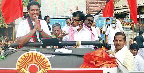 திருவாரூர் மாவட்டம் மன்னார்குடியில் திமுக வேட்பாளர் ராஜாவை ஆதரித்து நேற்று பிரச்சாரம் செய்கிறார் எம்.பியும், முன்னாள் மத்திய அமைச்சருமான  எஸ்.எஸ்.பழநிமாணிக்கம்.