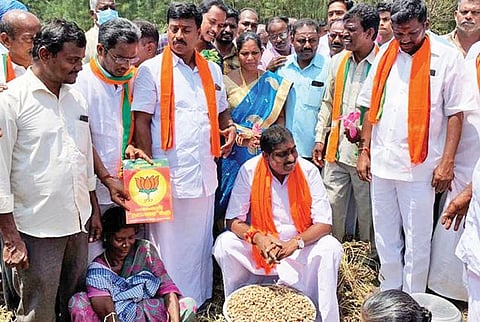 கோர்காடு கிராமத்தில் காங்கிரஸ் வேட்பாளர் கந்தசாமி வாக்கு சேகரித்தபோது அவ்வழியாக வந்த டிராக்டரில் ஏறிச் சென்று நோட்டீஸ் விநியோகித்தார்.