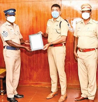 கடலூர் உழவர் சந்தையில் இருந்து கடத்திச் சென்ற அரசு ஜீப்பையும், அதனை கடத்தியவரையும் பிடித்த தலைமைக் காவலர் சிவஞானமுத்துவை எஸ்பி அபிநவ் பாராட்டி, பத்திரம் வழங்கினார்.