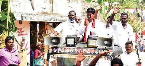 விழுப்புரம் அருகே இளங்காடு கிராமத்தில் வாக்கு சேகரிக்கும் திமுக வேட்பாளர் லட்சுமணன்.