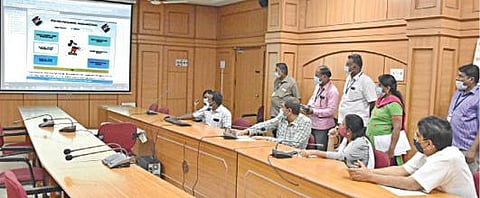 நாமக்கல் மாவட்ட ஆட்சியர் அலுவலகத்தில் சட்டப்பேரவைத் தேர்தலில் பணியில் ஈடுபட அலுவலர்கள் கணினி மூலம் குலுக்கல் முறையில் தேர்வு செய்யப்பட்டனர்.