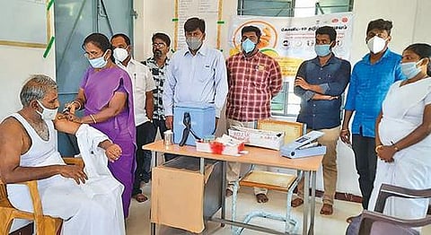 பொங்கலூர் வட்டார பொது சுகாதாரத் துறை சார்பில் -  தேர்தல் பணியாளர்களுக்கு கரோனா தடுப்பூசி  :