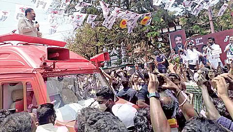 மயிலாடுதுறை சின்னக்கடைத் தெருவில் நேற்று பிரச்சாரத்தில் ஈடுபட்ட மக்கள் நீதி மய்யம் கட்சித் தலைவர் கமல்ஹாசன்.