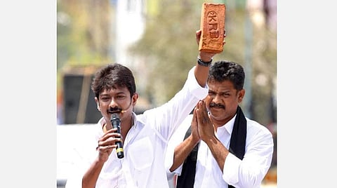 எய்ம்ஸ் மருத்துவமனையைக் கையோடு கொண்டு வந்துள்ளேன்: செங்கல்லைக் காட்டி உதயநிதி சுவாரஸ்ய பிரச்சாரம்