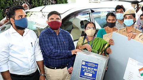 வாக்குப்பதிவு பொருட்களை அலுவலர்களிடம் வழங்கிய பிரகாஷ்.