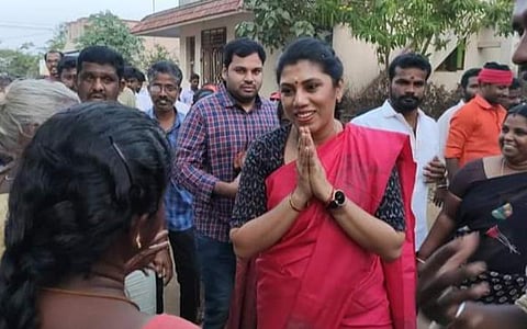 திருவெறும்பூர் தொகுதியில் திமுக வேட்பாளர் மகேஷ் பொய்யாமொழிக்கு ஆதரவு திரட்டும் அவரது மனைவி ஜனனி.