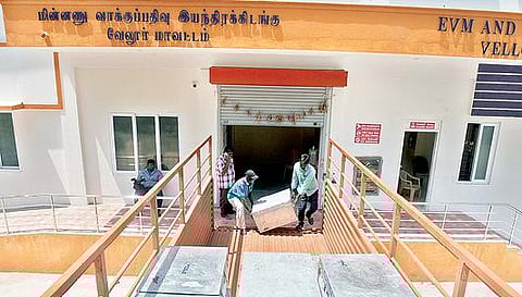 வேலூர் மாவட்ட ஆட்சியர் அலுவலக வளாகத்தில் உள்ள மின்னணு வாக்குப்பதிவு இயந்திரக் கிடங்கில் இருந்து வேலூர் சட்டப்பேரவை தொகுதிக்கு கூடுதல் வாக்குப்பதிவு இயந்திரங்களை கணினி குலுக்கல் முறையில் பிரித்து லாரி மூலம் அனுப்பி வைக்கப்பட்டது. படம்: வி.எம்.மணிநாதன்.