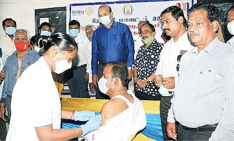 வேலூர் வெங்கடேஸ்வரா மேல்நிலைப்பள்ளியில் இலவச கரோனா தடுப்பூசி முகாமை நேற்று தொடங்கி வைத்த ஆட்சியர் சண்முகசுந்தரம்.