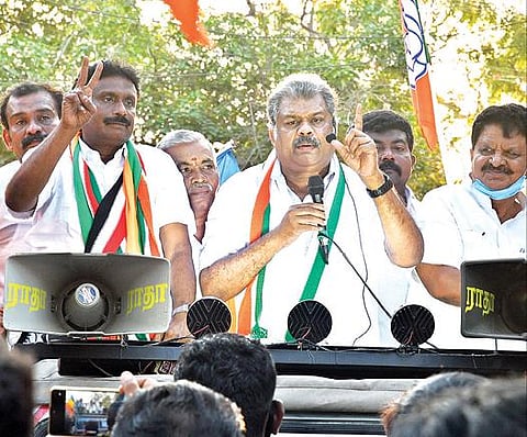 தூத்துக்குடி தொகுதி தமாகா வேட்பாளர் எஸ்.டி.ஆர்.விஜயசீலனை ஆதரித்து அக்கட்சி தலைவர் ஜி.கே.வாசன் பிரச்சாரம் செய்தார்.           படம்: என்.ராஜேஷ்