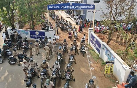 தென்காசியில் நடைபெற்ற தேர்தல் விழிப்புணர்வு இருசக்கர வாகன பேரணியில் ஏராளமான போலீஸார் கலந்துகொண்டனர்.