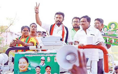 போடி தொகுதி அதிமுக வேட்பாளர் ஓ.பன்னீர்செல்வத்துக்கு ஆதரவு கேட்டு பிரச்சாரம் செய்த மகன் பி. ரவீந்திரநாத் எம்.பி.