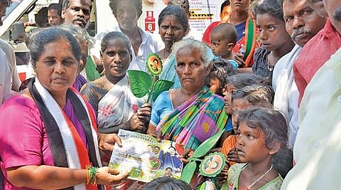 குறிஞ்சிப்பாடி தொகுதியில் அதிமுக வேட்பாளர் செல்வி ராமஜெயம் வாக்கு சேகரிப்பில் ஈடுபட்டார்.