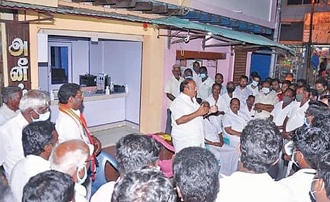 கடலூர் கிழக்கு மாவட்ட திமுக செயலாளரும், முன்னாள் அமைச்சருமான எம்ஆர்கே.பன்னீர்செல்வம் காட்டுமன்னார்கோவில் விடுதலைச்சிறுத்தைகள் வேட் பாளர் சிந்தனைச்செல்வனுக்கு  ஆதரவு திரட்டினார்.