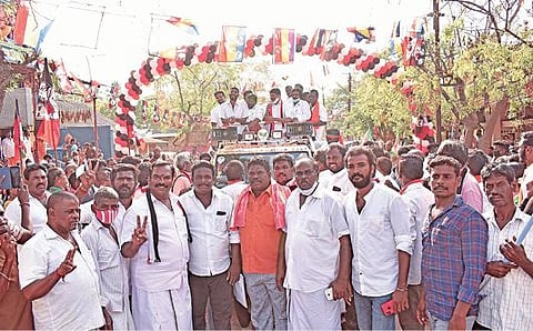 கடலூர் நகராட்சி பகுதியில் அதிமுக வேட்பாளர் அமைச்சர் சம்பத் வாக்கு சேகரித்தார்.