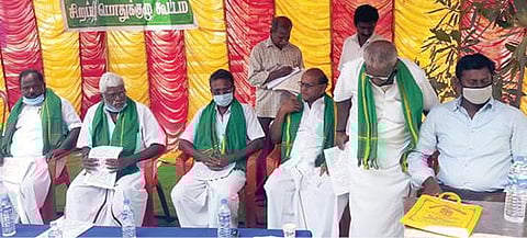 காஞ்சிபுரம் அருகே கீழ்கதிர்பூர் கிராமத்தில் நடைபெற்ற கிராம விவசாயிகளின் பொதுக் குழுக் கூட்டம்.