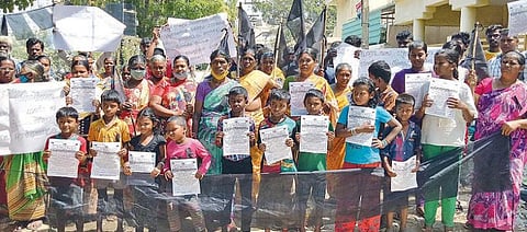 அடிப்படை வசதிகள் மற்றும் பட்டா கேட்டு -  வீடுகளில் கருப்புக்கொடி ஏற்றி போராட்டம் :  சட்டப்பேரவைத் தேர்தலை புறக்கணிப்பதாக மக்கள் அறிவிப்பு