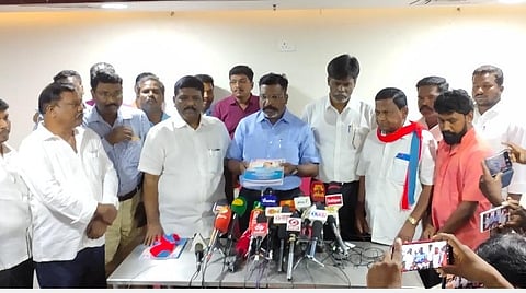 விசிக தேர்தல் அறிக்கையை வெளியிட்ட திருமாவளவன்.