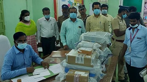 புதுக்கோட்டையில் பறிமுதல் செய்யப்பட்ட 6 கிலோ நகைகள் குறித்து விசாரணை மேற்கொண்ட தேர்தல் நடத்தும் அலுவலர் டெய்சிகுமார்.