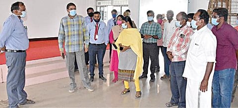 திருச்செங்கோடு வாக்கு எண்ணும் மையத்தில் நாமக்கல் மாவட்ட தேர்தல் அலுவலரான ஆட்சியர் கா.மெகராஜ் ஆய்வு செய்தார். அருகில் மாவட்ட வருவாய் அலுவலர் துர்காமூர்த்தி.