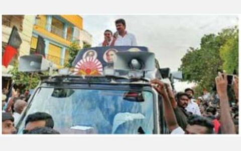 முதுகுளத்தூர் திமுக வேட்பாளர் ராஜ கண்ணப்பனை ஆதரித்து சாயல்குடியில் பிரச்சாரத்தில் ஈடுபட்ட திமுக மாநில இளைஞரணி செயலாளர் உதயநிதி ஸ்டாலின்.