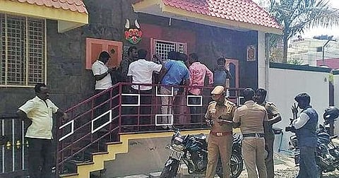 தேனி மாவட்டம் போடியில் தமாகா நகரத் தலைவர் வீட்டில் நேற்று சோதனை நடத்த வந்த வருமானவரித் துறையினர்.