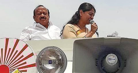 குறிஞ்சிப்பாடியில் திமுக வேட்பாளர் எம்ஆர்கே.பன்னீர்செல்வத்தை ஆதரித்து திமுக மகளிரணி செயலாளர் கனிமொழி எம்பி வாக்கு சேகரித்து பேசினார்.