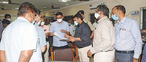 கடலூர் மாவட்ட வாக்குச்சாவடி மையங்களில் பணிபுரியும் அலுவலர்களுக்கு கணினி மூலம் பணி ஒதுக்கீட்டு  தொடங்கி வைக்கப்பட்டது.