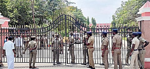 திருவண்ணாமலையில் வருமானவரித் துறை சோதனை நடைபெற்ற எ.வ.வேலுவுக்கு சொந்தமான கல்லூரி முன்பு பாதுகாப்புக்காக நிறத்தப்பட்டுள்ள போலீஸார்.