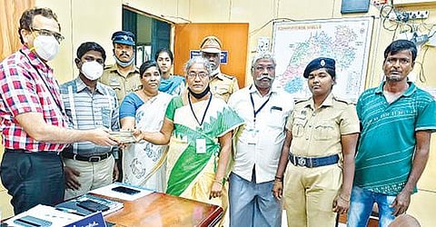 தி.மலை அருகே நேற்று நடந்த வாகன தணிக்கையில் உரிய ஆவணங்களின்றி கொண்டு வரப்பட்ட ரூ.2.30 லட்சத்தை தேர்தல் நிலை குழுவினர் பறிமுதல் செய்து, தி.மலை கோட்டாட்சியர் அலுவலகத்தில் உள்ள தேர்தல் பொது பார்வையாளர்  அருண் கிஷோர்  டோங்க்ரேவிடம் ஒப்படைத்தனர்.