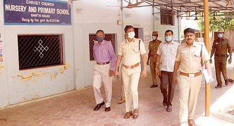 திருநெல்வேலி மாநகரில் பதற்றமான வாக்குச் சாவடிகளில் காவல் ஆணையர் அன்பு நேற்று 2-வது நாளாக ஆய்வு செய்தார். படம்: மு.லெட்சுமி அருண்