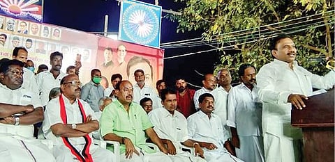 அரியலூர் மாவட்டம் கீழப்பழுவூரில் நேற்று நடைபெற்ற பிரச்சார கூட்டத்தில் பேசுகிறார் திமுக துணைப் பொதுச் செயலாளர் ஆ.ராசா.