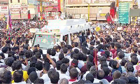 கரூர் பேருந்து நிலைய ரவுண்டானாவில் திமுக வேட்பாளர்களை ஆதரித்து நேற்று பிரச்சாரம் செய்த திமுக தலைவர் மு.க.ஸ்டாலின்.