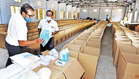 வாக்குச்சாவடி மையங்களுக்கு  கரோனா நோய்தொற்று பாதுகாப்பு உபகரணங்கள் வழங்கும் பணிகளை கிருஷ்ணகிரி மாவட்ட தேர்தல் அலுவலர், ஆட்சியர் ஜெயசந்திர பானு ரெட்டி ஆய்வு செய்தார்.