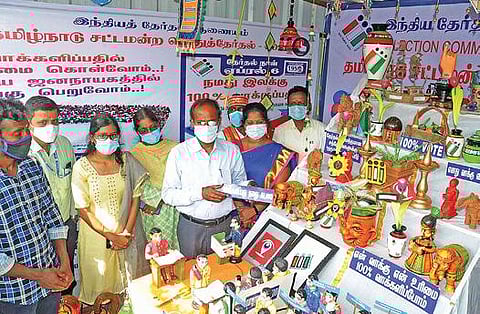 விழுப்புரத்தில் தேர்தல் விழிப்புணர்வு கண்காட்சியை திறந்துவைத்து பார்வையிடும் மாவட்ட தேர்தல் அலுவலர்  அண்ணாதுரை.