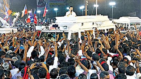 ஈரோடு மாவட்டம் சித்தோட்டில் நடந்த திமுக தேர்தல் பிரச்சாரக் கூட்டத்தில் கட்சித் தலைவர் மு.க.ஸ்டாலின் பிரச்சாரம் மேற்கொண்டார்.