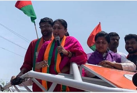 நடனமாடி அண்ணாமலைக்கு ஆதரவு திரட்டிய நடிகை காயத்ரி ரகுராம்