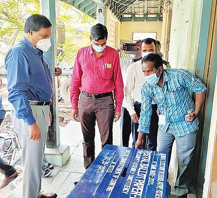 ராணிப்பேட்டை மாவட்டத்தில் தபால் வாக்குகள் சேகரிப்பு பணியை ஆய்வு செய்த மாவட்ட ஆட்சியர் கிளாட்ஸ்டன் புஷ்பராஜ்.