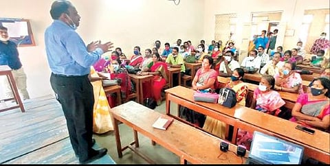 திருப்பத்தூர் மாவட்டத்தில் நடைபெற்ற வாக்குச்சாவடி அலுவலர்களுக்கான இரண்டாம் கட்ட பயிற்சி வகுப்பில் பேசும் ஆட்சியர் சிவன் அருள்.