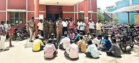 செய்யாறு காவல் நிலையத்தை நேற்று முற்றுகையிட்ட தமுமுகவினர்.