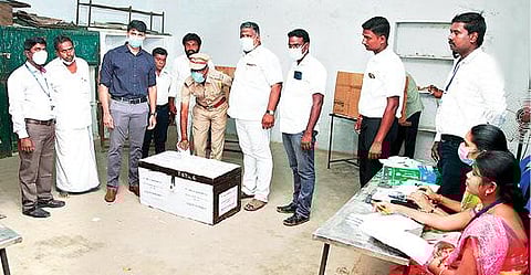 திருவண்ணாமலை சண்முகா தொழிற்சாலை அரசு மேல்நிலை பள்ளியில் தேர்தல் பணியில் ஈடுபடும் அலுவலர்கள் மற்றும் காவல் துறையினரிடம் இருந்து தபால் வாக்குகள் பெறப்பட்டன. இதனை, ஆட்சியர் சந்தீப் நந்தூரி பார்வையிட்டார்.