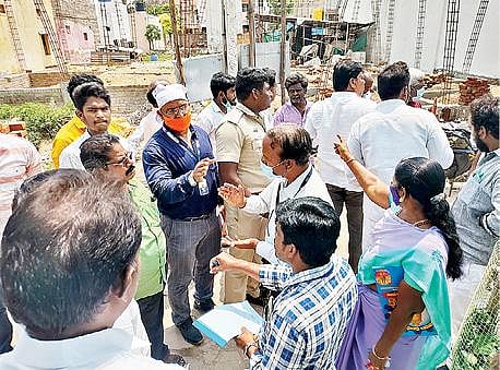 வேலூர் சேண்பாக்கம் பகுதியில் வீட்டில் தபால் வாக்கு அளித்த முதியவர். படம்: வி.எம்.மணிநாதன்