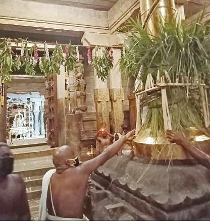 நாங்குநேரி வானமாமலை பெருமாள் கோயில் பங்குனி தேரோட்டம் நேற்று நடைபெற்றது. மழைக்கு மத்தியில் குடைபிடித்தவாறு பக்தர்கள் தேரை இழுத்து வந்து நிலையம் சேர்த்தனர். (அடுத்த படம்) திருக்குறுங்குடி அழகிய நம்பிராயர் கோயில் பங்குனி திருவிழா கொடியேற்றம் நேற்று நடைபெற்றது.