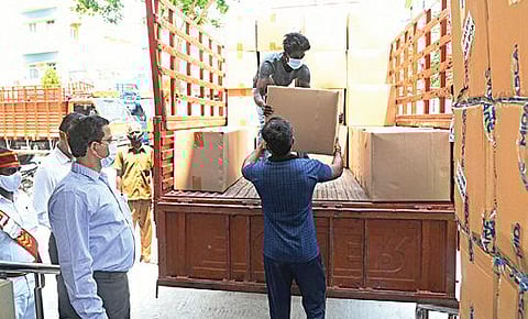 சட்டப்பேரவைத் தேர்தலையொட்டி, கரோனா தொற்று தடுப்பு  உபகரணங்கள் அடங்கிய பெட்டி சேலம் கோட்டை மாநகராட்சி பல்நோக்கு கூடத்தில் இருந்து வாக்குச்சாவடி மையங்களுக்கு அனுப்பி வைக்கப்பட்டன. இப்பணியை மாவட்ட தேர்தல் அலுவலர் ராமன் ஆய்வு செய்தார்.